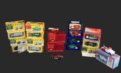 un grand nombre de petites voitures posées sur une table