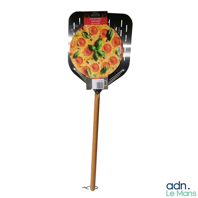 une pizza posée sur une spatule, sur fond blanc