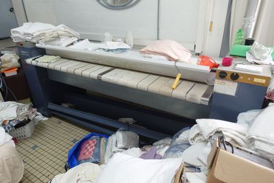 une photo d'une pièce en désordre avec une machine à coudre