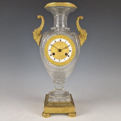 un vase en verre surmonté d'une horloge