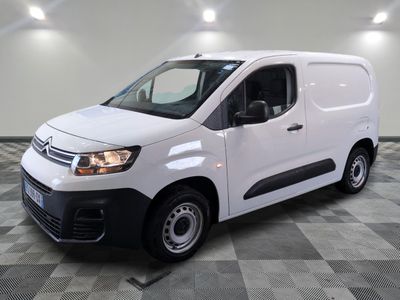 la camionnette blanche est garée sur un sol carrelé en damier