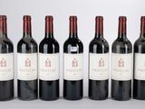 six bouteilles de vin rouge sont alignées