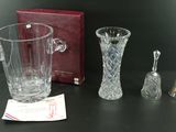 trois vases en verre et une salière en verre posés sur une table