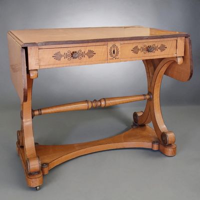 une petite table en bois surmontée d'un tiroir
