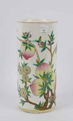 un vase blanc orné d'un motif représentant des fruits