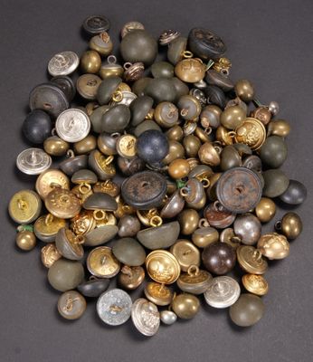 une pile de boutons posée sur une table