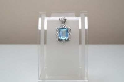Un pendentif en argent serti d'une topaze bleue facettée tai…