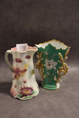 deux vases ornés de fleurs, placés l'un à côté de l'autre