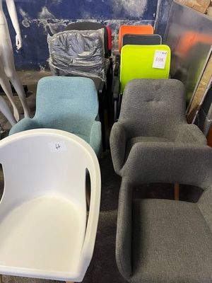 de nombreuses chaises et tabourets différents dans une pièce