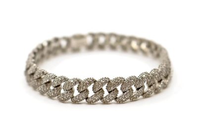 gros plan d'un bracelet en diamant sur fond blanc