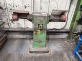 une machine qui se trouve à l'intérieur d'un bâtiment