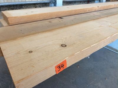 deux morceaux de bois sont empilés l'un sur l'autre