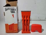 un petit objet orange posé à côté d'une boîte