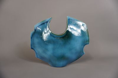 un gros plan d'un vase bleu posé sur une table