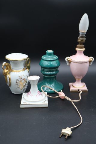 Pied de lampe vert, lampe de chevet rose et divers