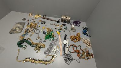 une table blanche sur laquelle sont disposés de nombreux bijoux