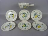 six assiettes et un bol sur lesquels figurent les portraits d'un homme et d'une femme