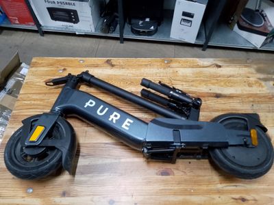 une trottinette posée sur une table en bois