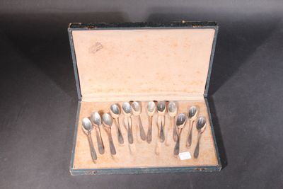 many spoons and spoon spoons in a case