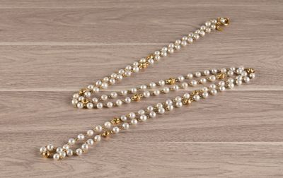 CHANEL Sautoir constitué de petites perles blanches baroques… - Photo 1