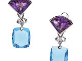 une paire de boucles d'oreilles ornées de pierres bleues et violettes