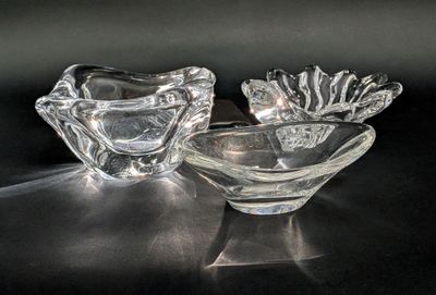 deux bols en verre transparent posés sur une surface noire