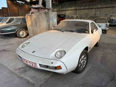 une voiture blanche garée dans un garage