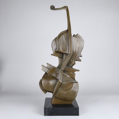 une sculpture en bronze représentant une femme tenant un violon, posée sur un socle en marbre