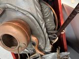 une boîte rouge sur laquelle est posé un objet métallique