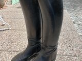 une paire de bottes noires posées par terre
