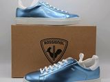 baskets en cuir bleu pour homme, avec des lacets blancs et une boîte