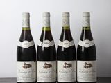 six bouteilles de vin sont alignées sur une table en bois