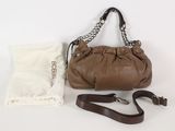 sac à main en cuir marron avec bandoulière en chaîne et pochette, sur fond blanc