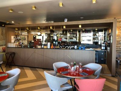 -Bar droit retour à base en stratifié façon bois nervuré ave…