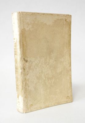 un vieux livre posé sur une surface blanche