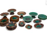 plusieurs assiettes et bols posés sur une table