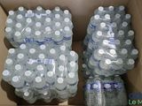 de nombreuses bouteilles d'eau rangées dans un carton