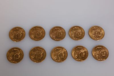 un ensemble de six souverains d'or sur un fond blanc