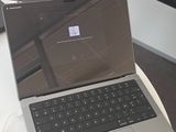 un ordinateur portable posé sur une table devant un téléviseur