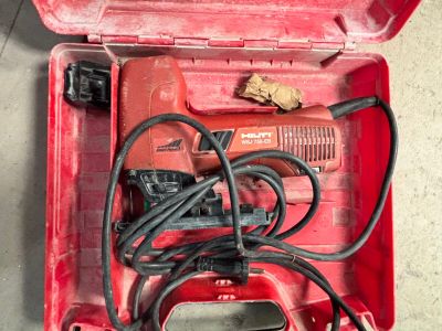 une boîte à outils rouge avec des outils sur le sol
