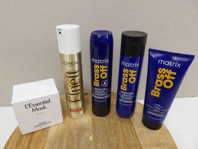 de nombreux types de produits de soin pour la peau disposés sur un plateau en bois