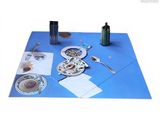 une nappe bleue sur laquelle sont posées des assiettes et des cuillères