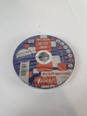 un gros plan d'un disque abrasif métallique sur une surface blanche