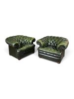 Paire de fauteuils dits "Chesterfield" garniture en cuir ver…