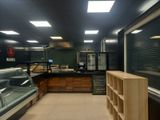 vue d'une cafétéria avec un comptoir et une vitrine