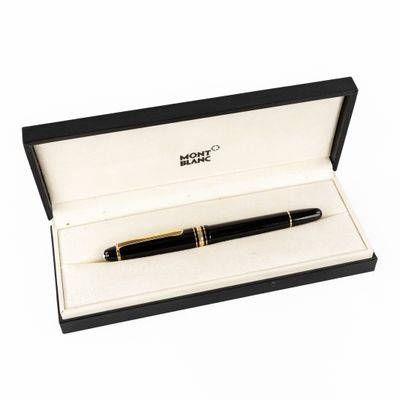 Stylo à bille noir et doré dans un coffret cadeau, sur fond blanc