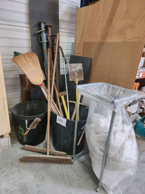 un tas de balais et d'autres objets dans un garage