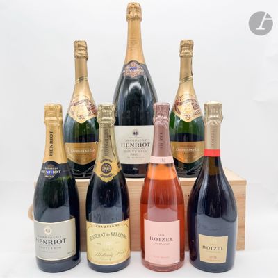 six bouteilles de champagne dans un coffret en bois sur fond blanc