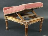 un vieux banc en bois sur lequel est posé un coussin rose