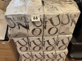 une pile de bagages posée sur un tas de cartons